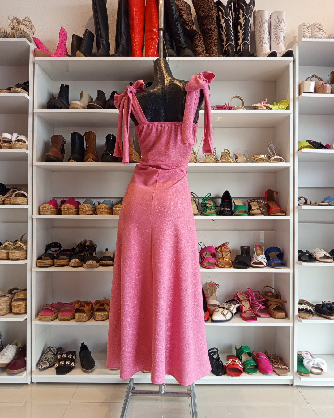 S0220 VESTIDO LARGO ROSA PALO CON GLITTER PLATA, TIRANTES COMO MOÑO Y FALDA LINEA A CON ABERTURA EN LA PIERNA