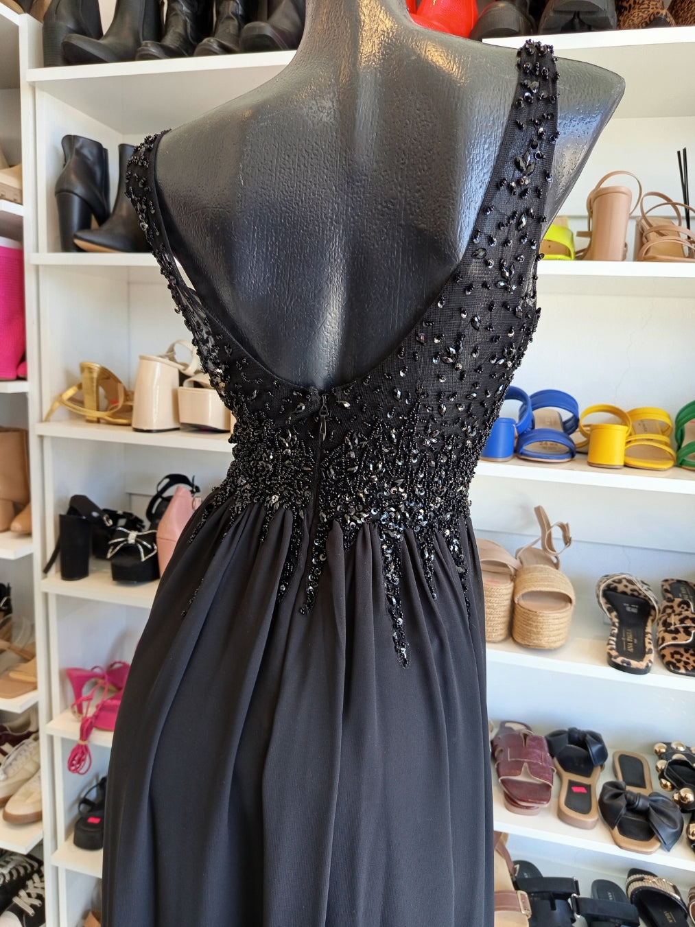 VESTIDO NEGRO CON APLICACIÓN