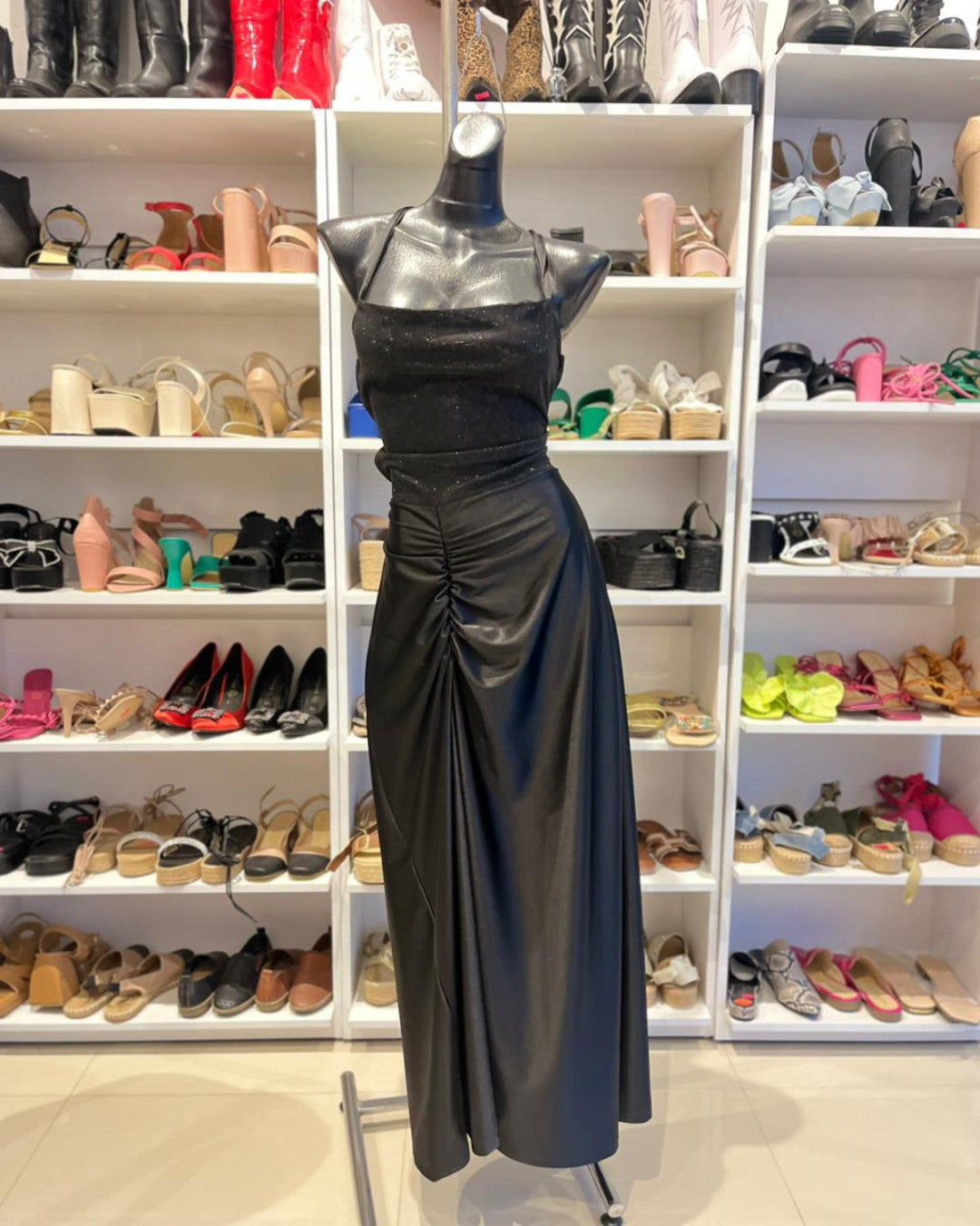 VESTIDO NEGRO CON GLITTER EN TOP Y TIRASCRUZADAS EN LA ESPALDA, CON ABIERTA EN LA PIERNA DRAPEADA