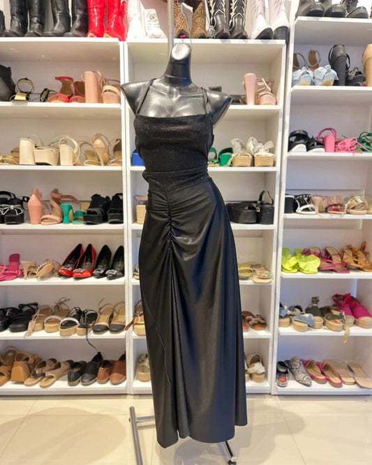 VESTIDO NEGRO CON GLITTER EN TOP Y TIRASCRUZADAS EN LA ESPALDA, CON ABIERTA EN LA PIERNA DRAPEADA
