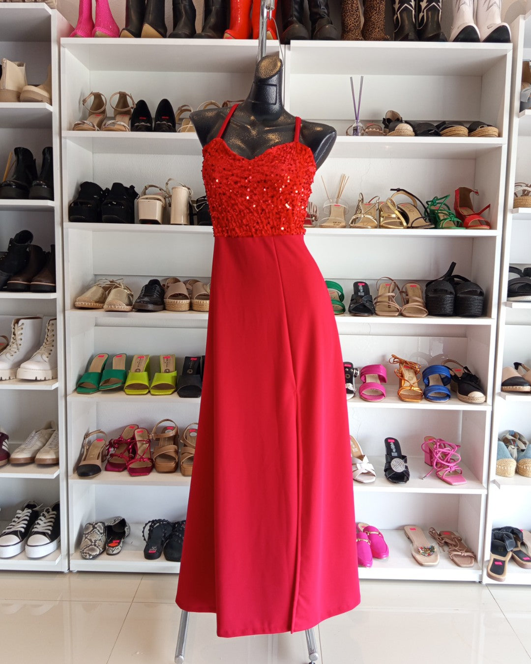 VESTIDO ROJO LARGO, CON LENTEJUELAS EN EL PETO, TIRAS CRUZADAS EN LA ESPALDA