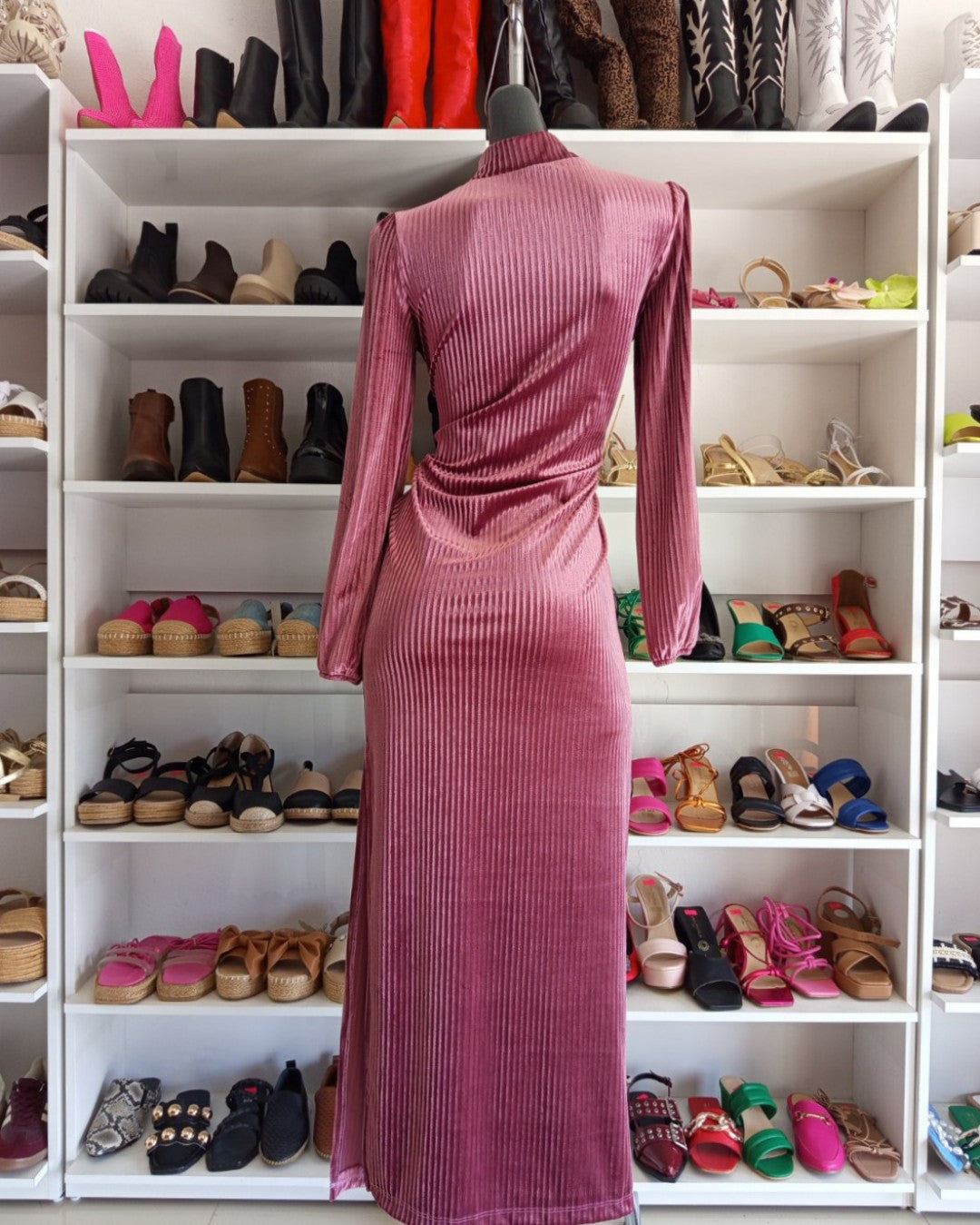 S0200 VESTIDO LARGO DE TERCIOPELO ROSA, CON MOÑO EN CUELLO