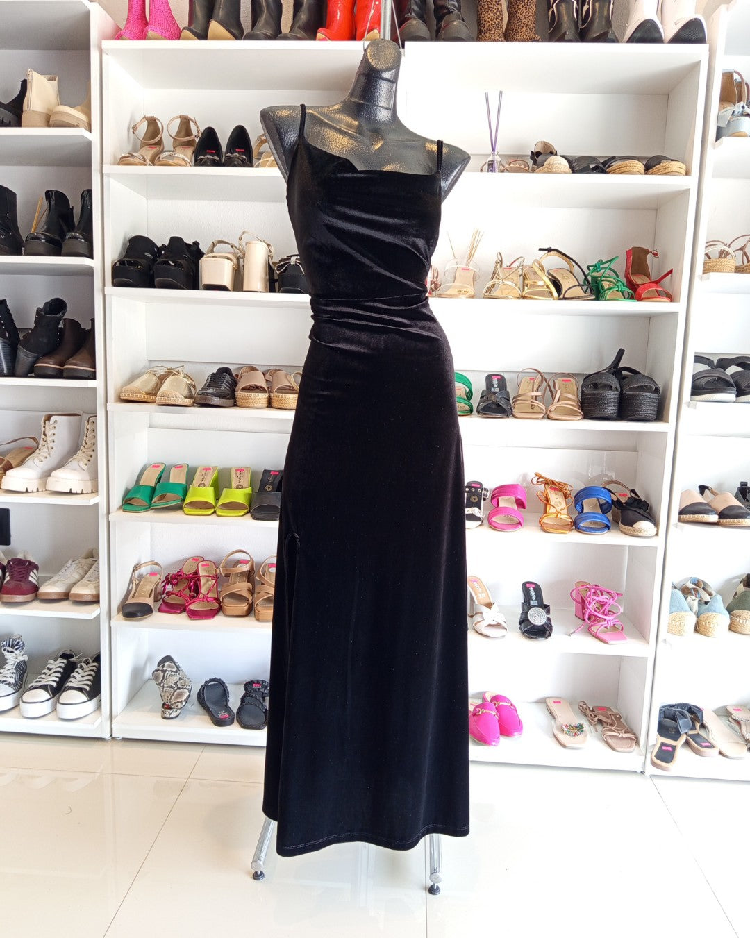 VESTIDO NEGRO LARGO DE TERCIOPELO SATINADO, CON TIRANTES Y ABIERTA EN LA FALDA