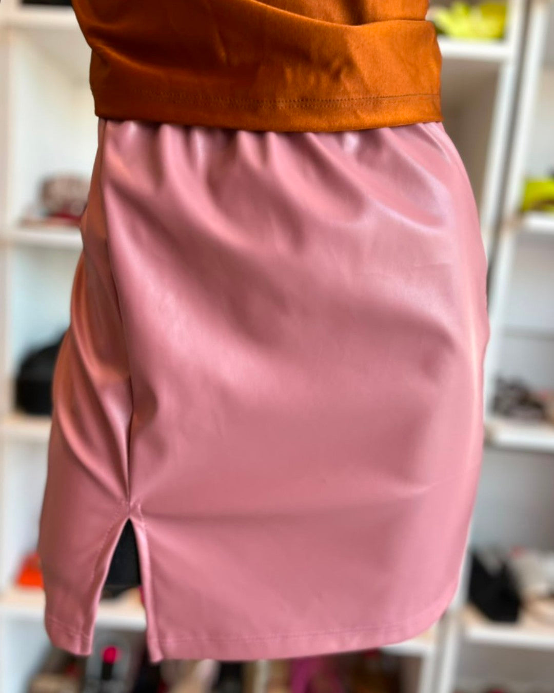 S0124 FALDA DE VINIPIEL ROSA, CON ABERTURA EN LA PIERNA