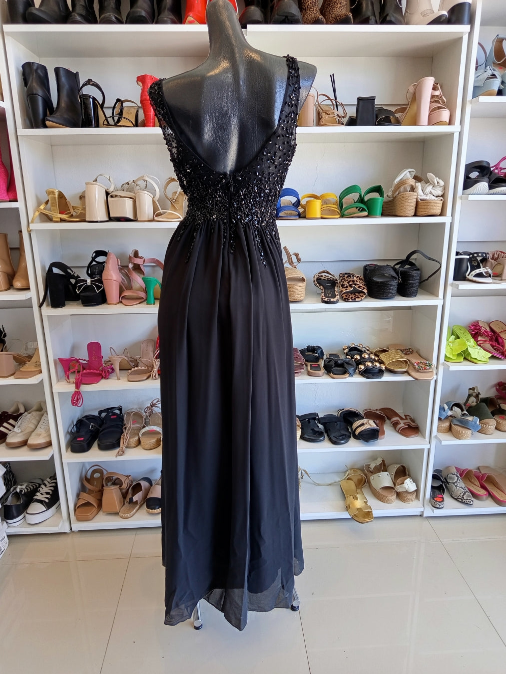 VESTIDO NEGRO CON APLICACIÓN