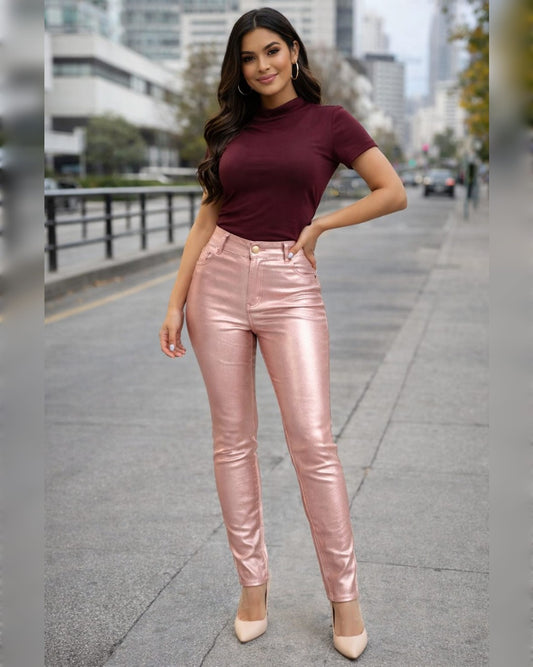 PANTALÓN DE VINIPIEL SKINNY COLOR ROSA METALIZADO, CON UN SÓLO BOTÓN Y BOLSAS