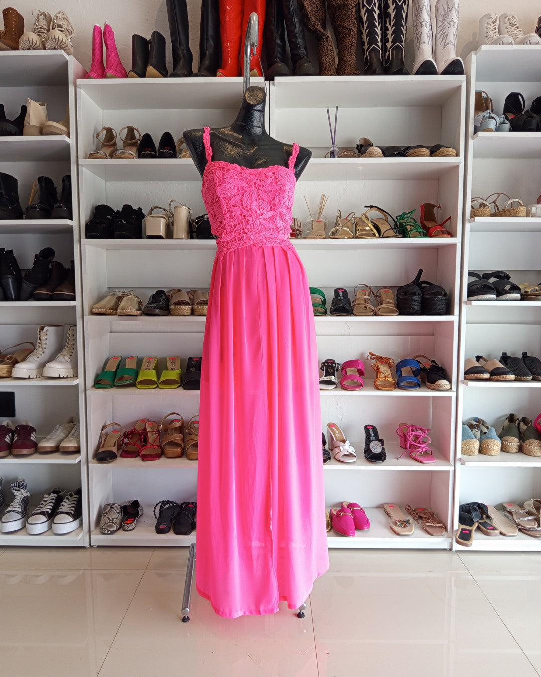 VESTIDO ROSA LARGO, CON PETO DE ENCAJE Y FALDA DE CHIFÓN