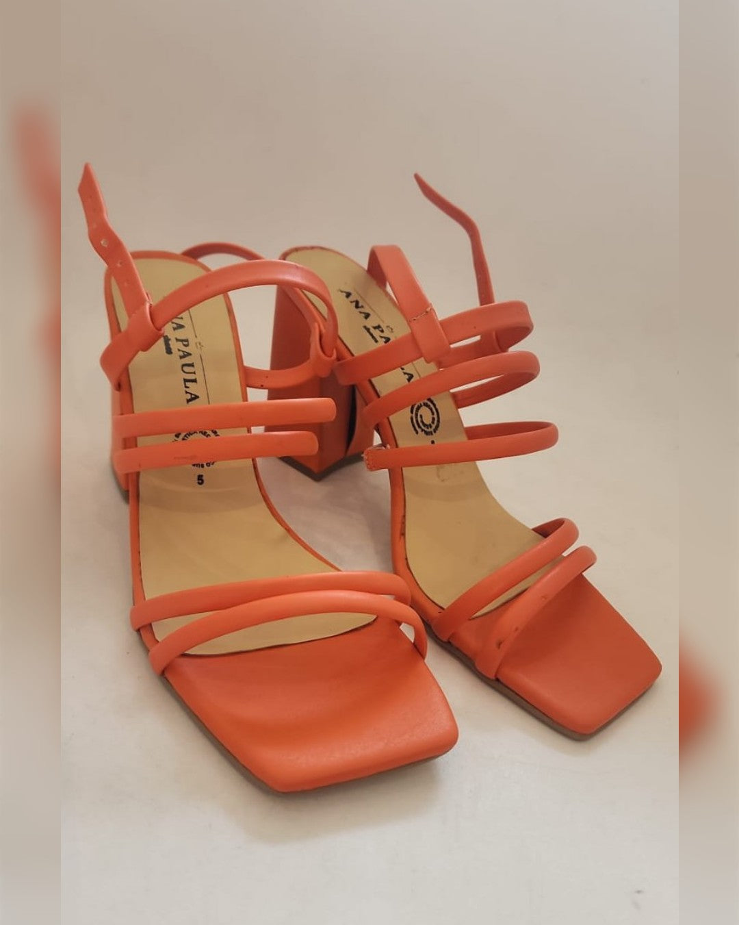 ZAPATILLAS COLOR NARANJA DE TIRAS CON PULCERA