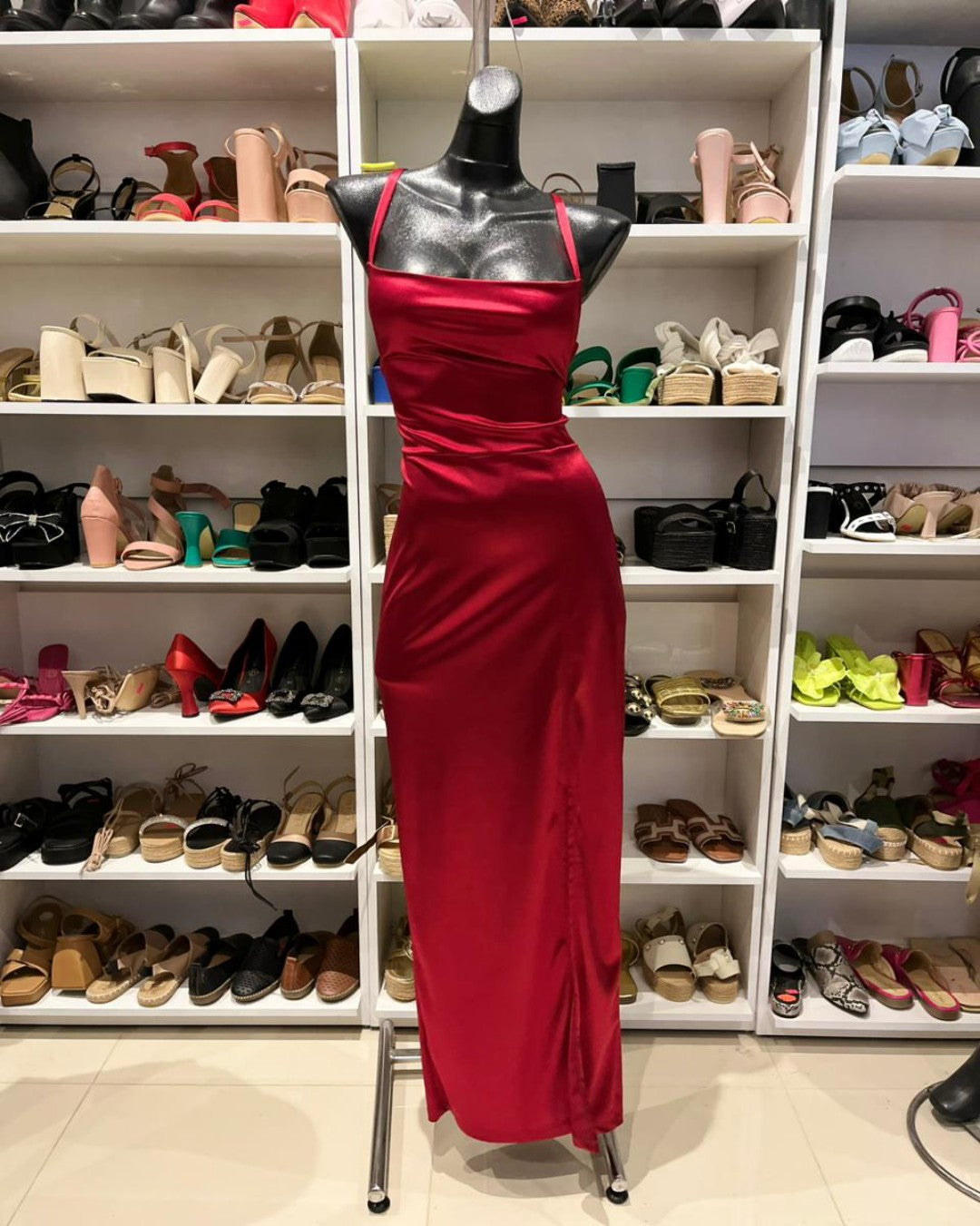VESTIDO LARGO CON ABIERTA Y TIRAS CRUZADAS EN LA ESPALDA