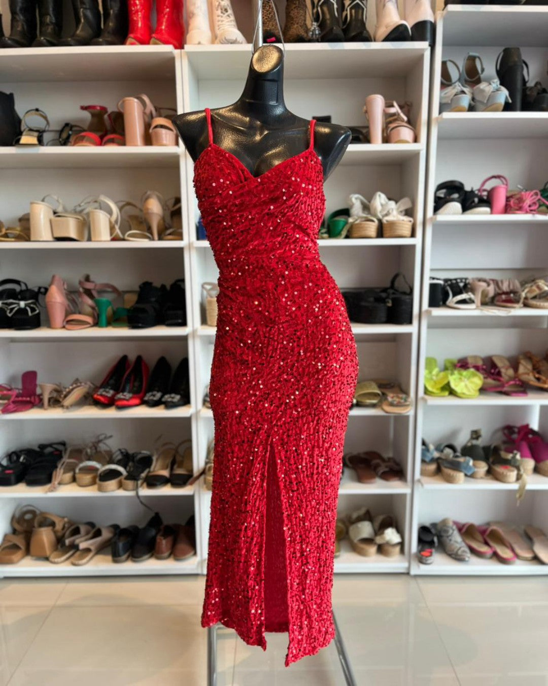 VESTIDO ROJO DE TERCIOPELO, CON LENTEJUELAS