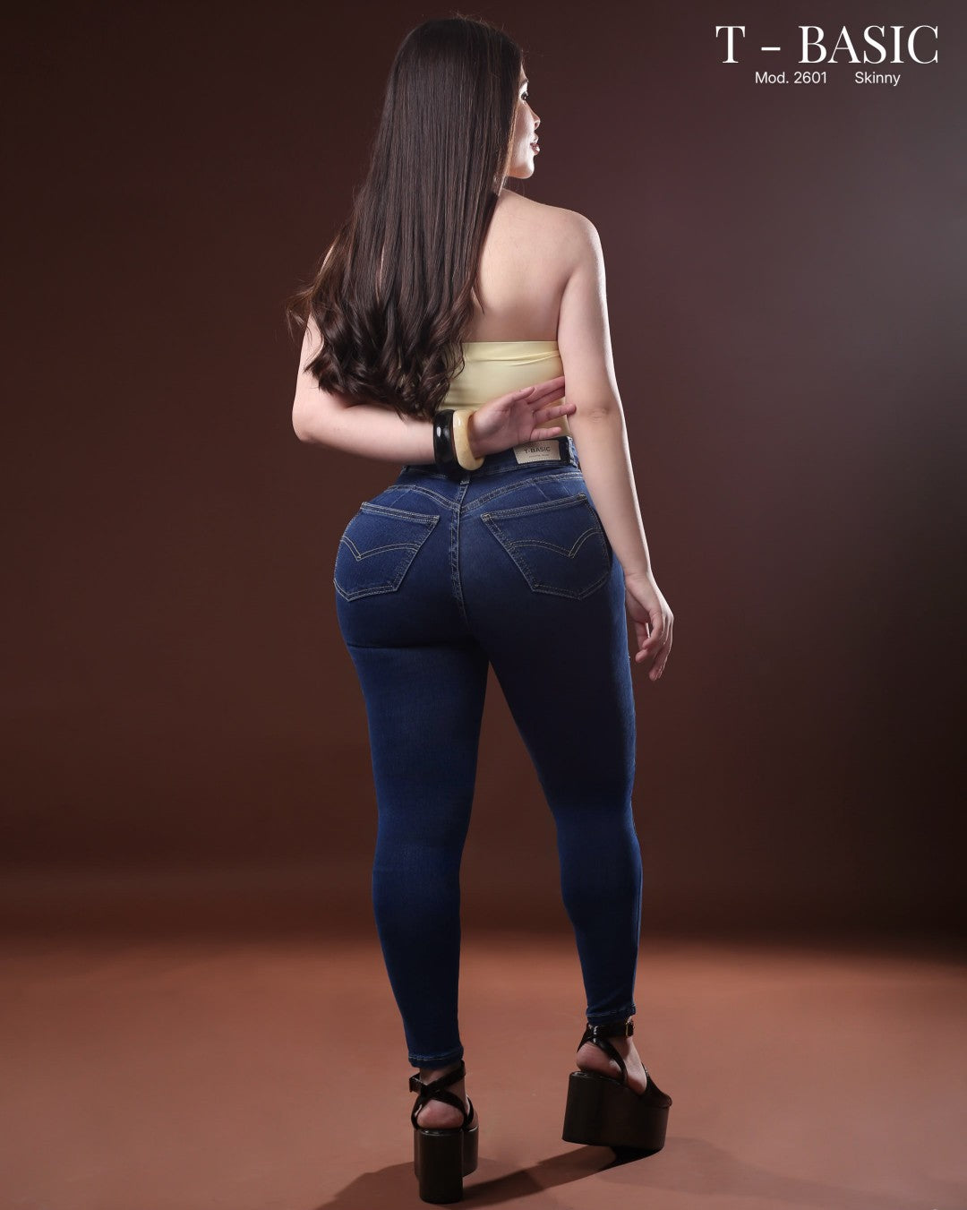 2601 T-BASIC PANTALÓN DE MEZCLILLA, LEVANTA POMPIS, DE UN SOLO BOTÓN, CON BOLSAS, CORTE SKINNY.