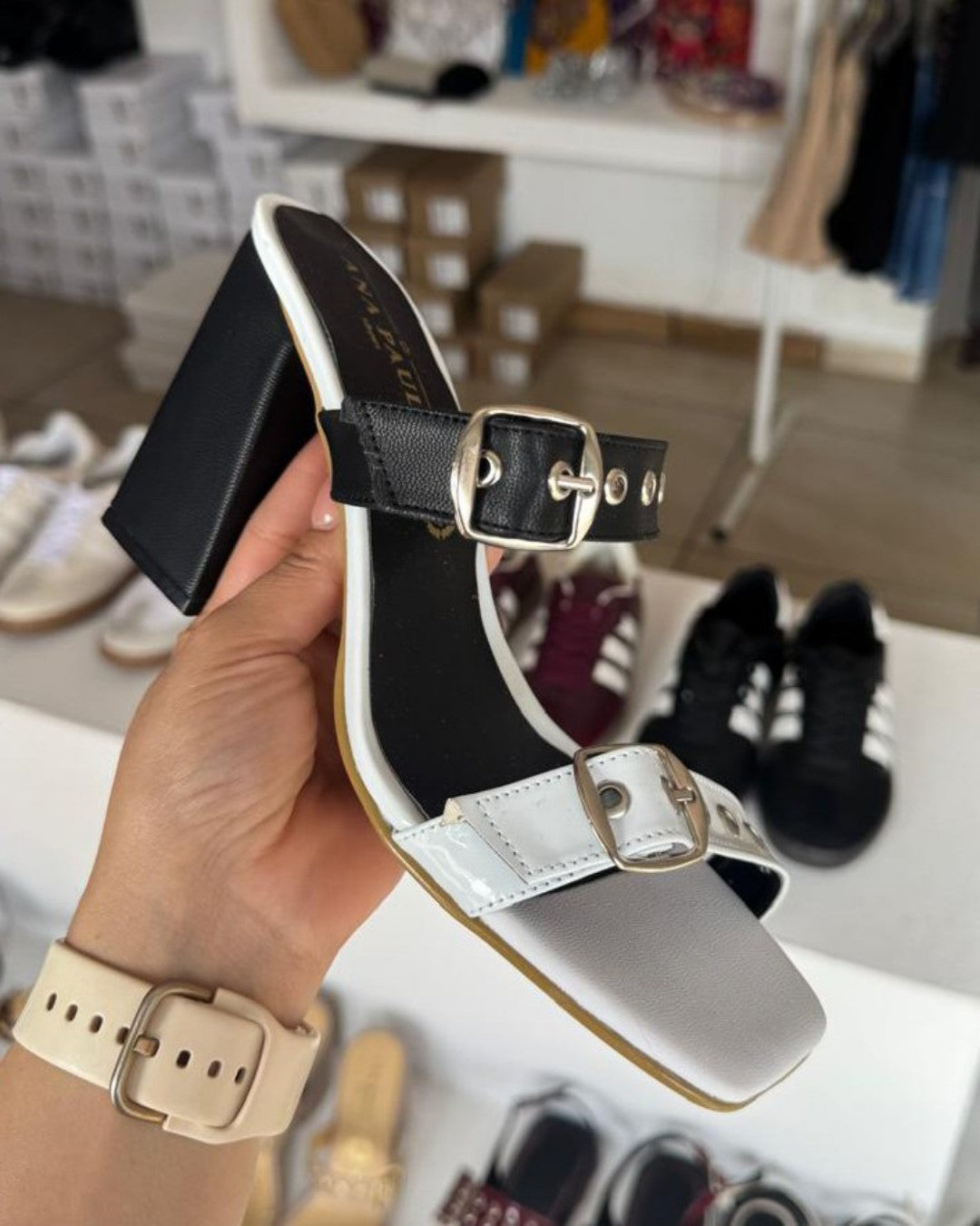 ZAP-2041 ZAPATILLAS CON HEBILLAS, COLOR BLANCO CON NEGRO