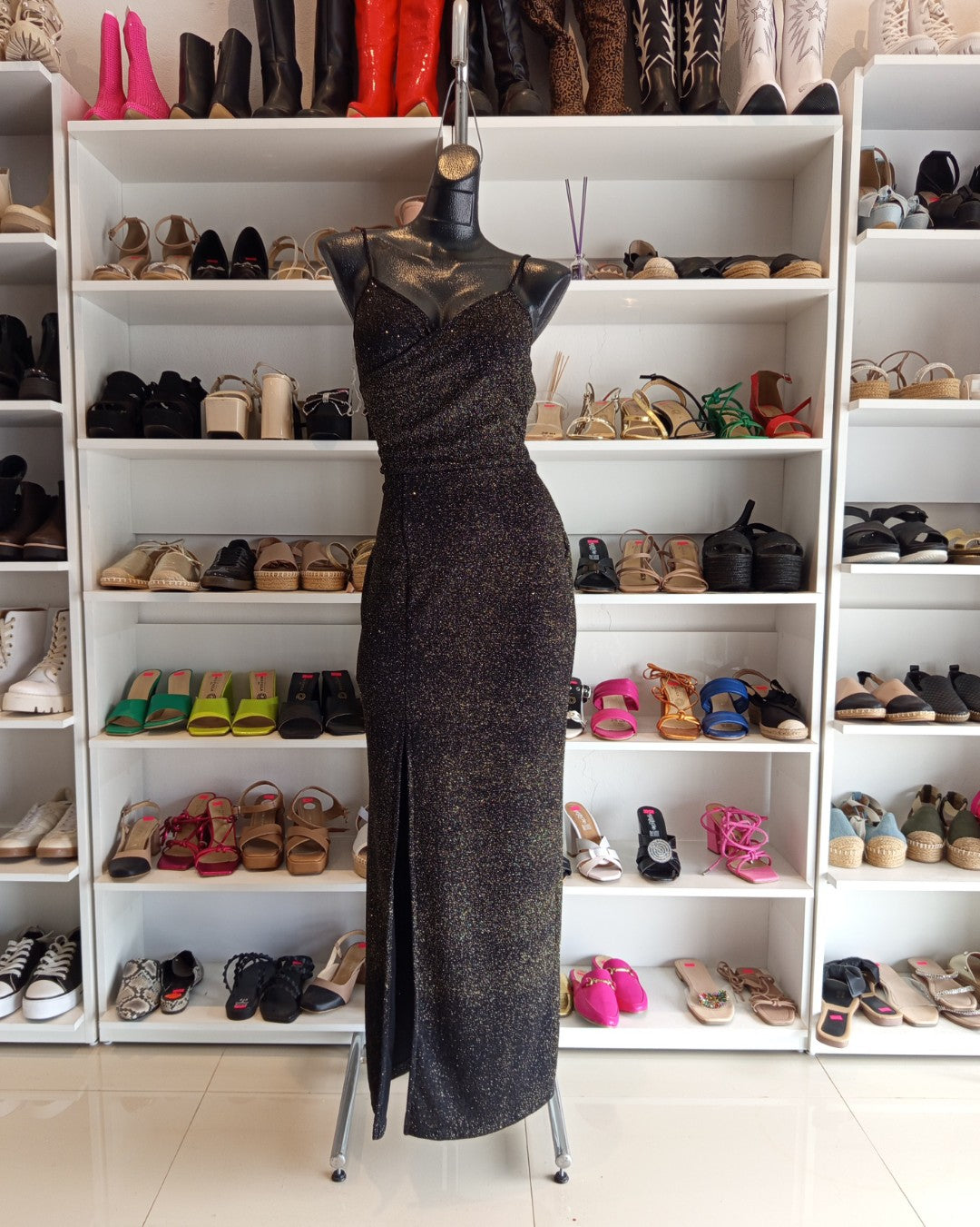 VESTIDO LARGO, NEGRO CON GLITTER DORADO, CON ABIERTA EN  LA PIERNA