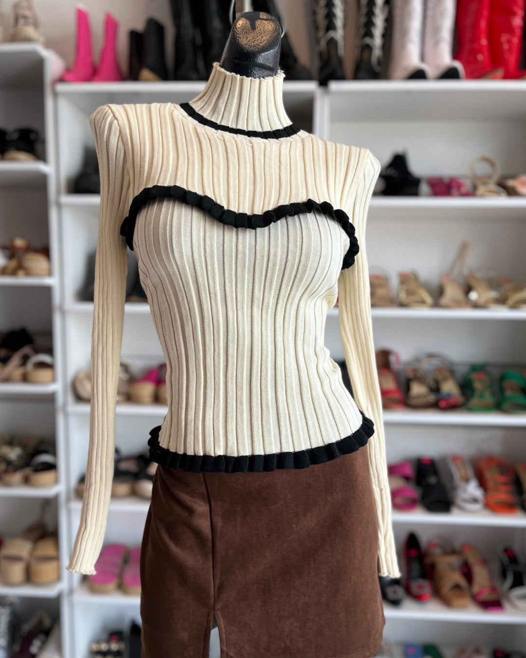 S0231 BLUSA TIPO SUETER, BEIGE CON NEGRO, CUELLO ALTO, MANGA LARGA