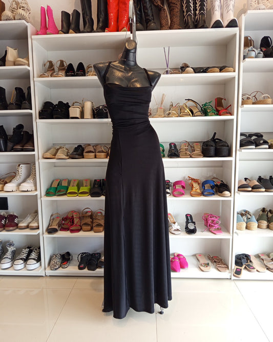 S0011 VESTIDO NEGRO LARGO, CON TIRAS CRUZADAS EN LA ESPALDA Y CINTILLAS TIPO CORSET, CON ABIERTA EN LA PIERNA