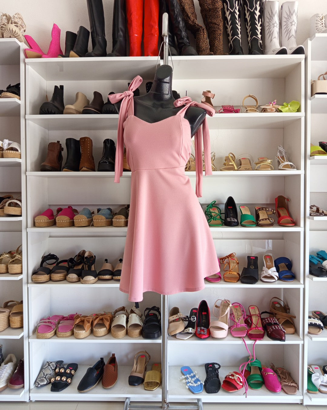 S0225 VESTIDO ROSA PALO CORTO, CON TIRANTES DE MOÑO