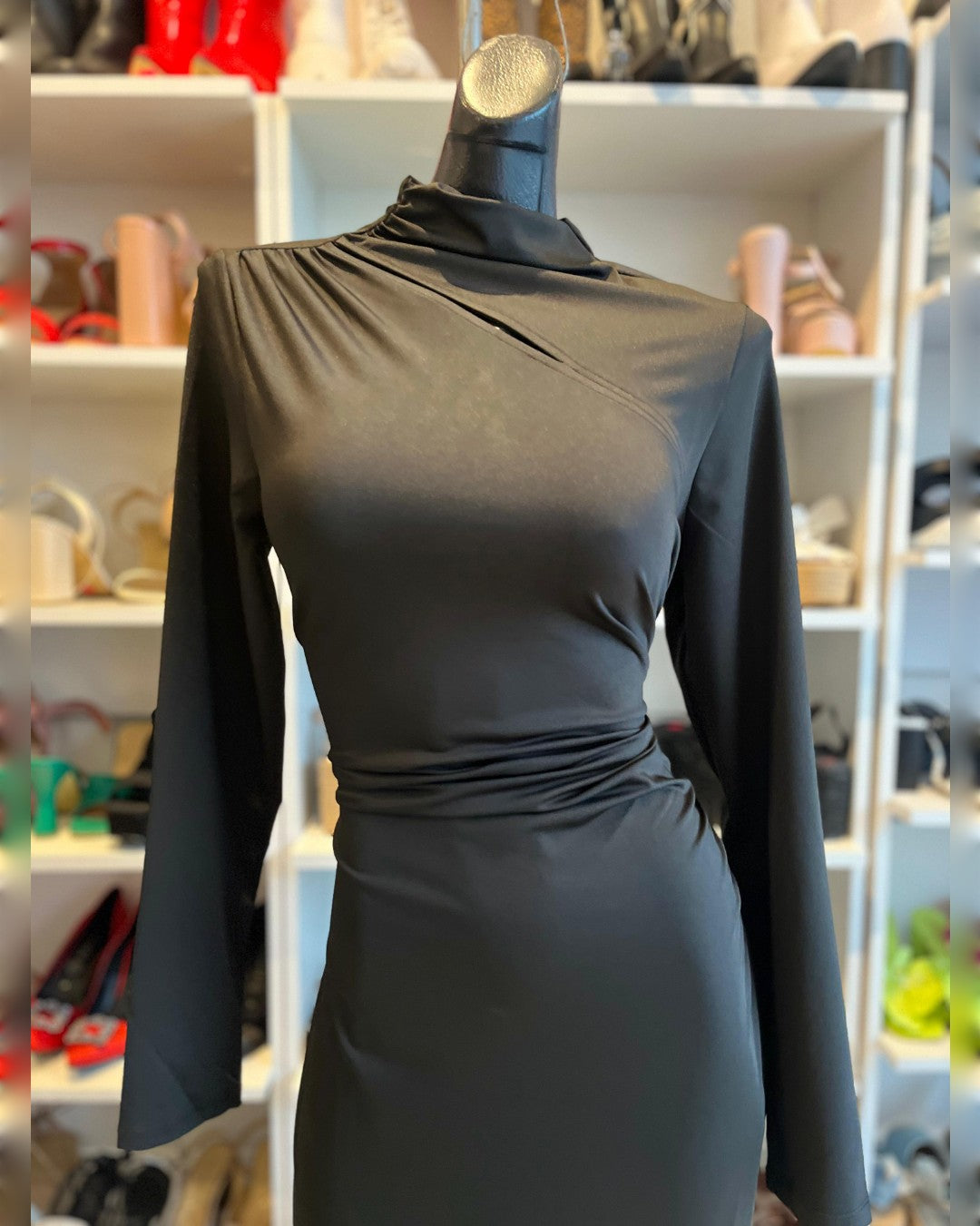VESTIDO NEGRO LARGO CON MANGA LARGA