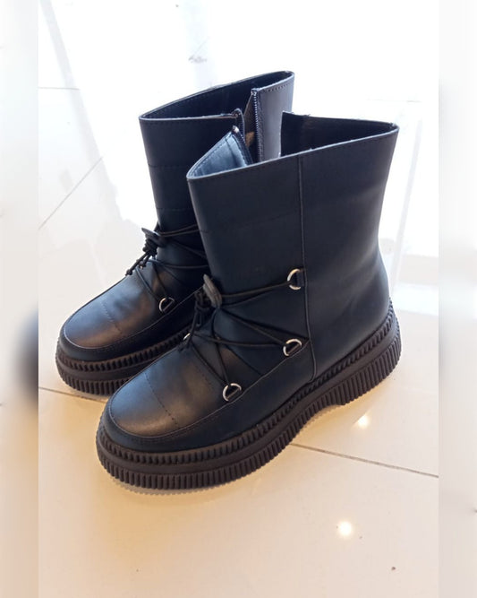 BOTINES NEGROS CON RESORTES COMO AGUJETAS