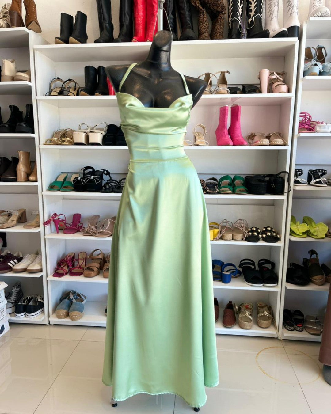 VESTIDO VERDE OLIVO LARGO, CON TIRAS CRUZADAS EN LA ESPALDA