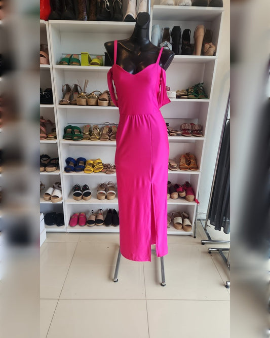 VESTIDO ROSA FIUSHA LARGO CON TIRAS DE CORSET EN LA ESPALDA, ABIERTA EN LA PIERNA Y MANGA CAÍDA