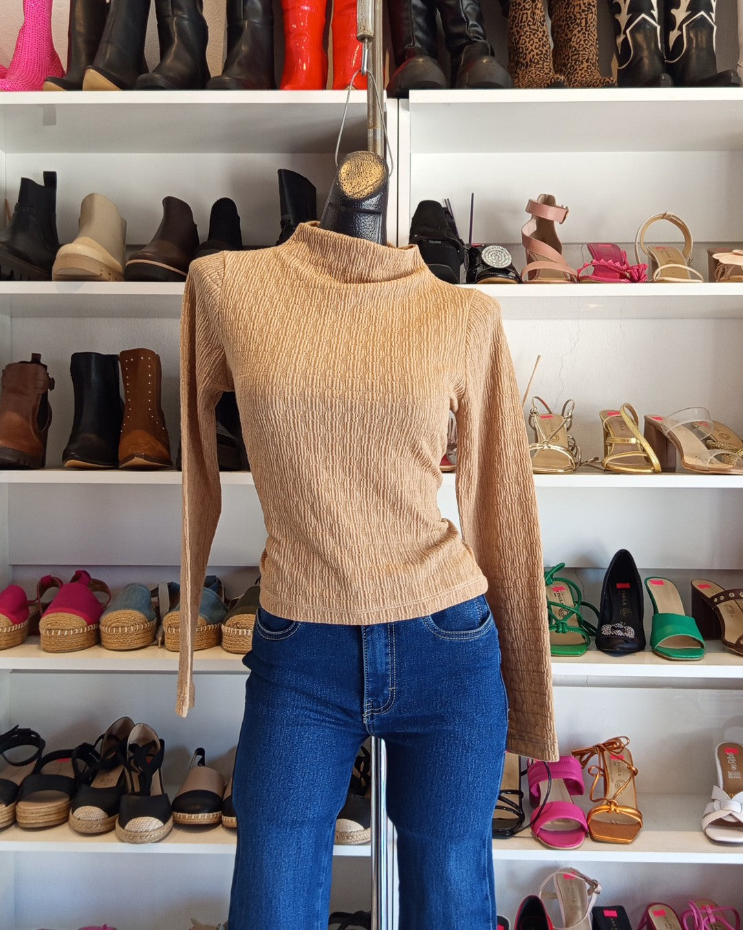 S0206 BLUSA BEIGE CALIENTITA, CUELLO ALTO, MANGA LARGA