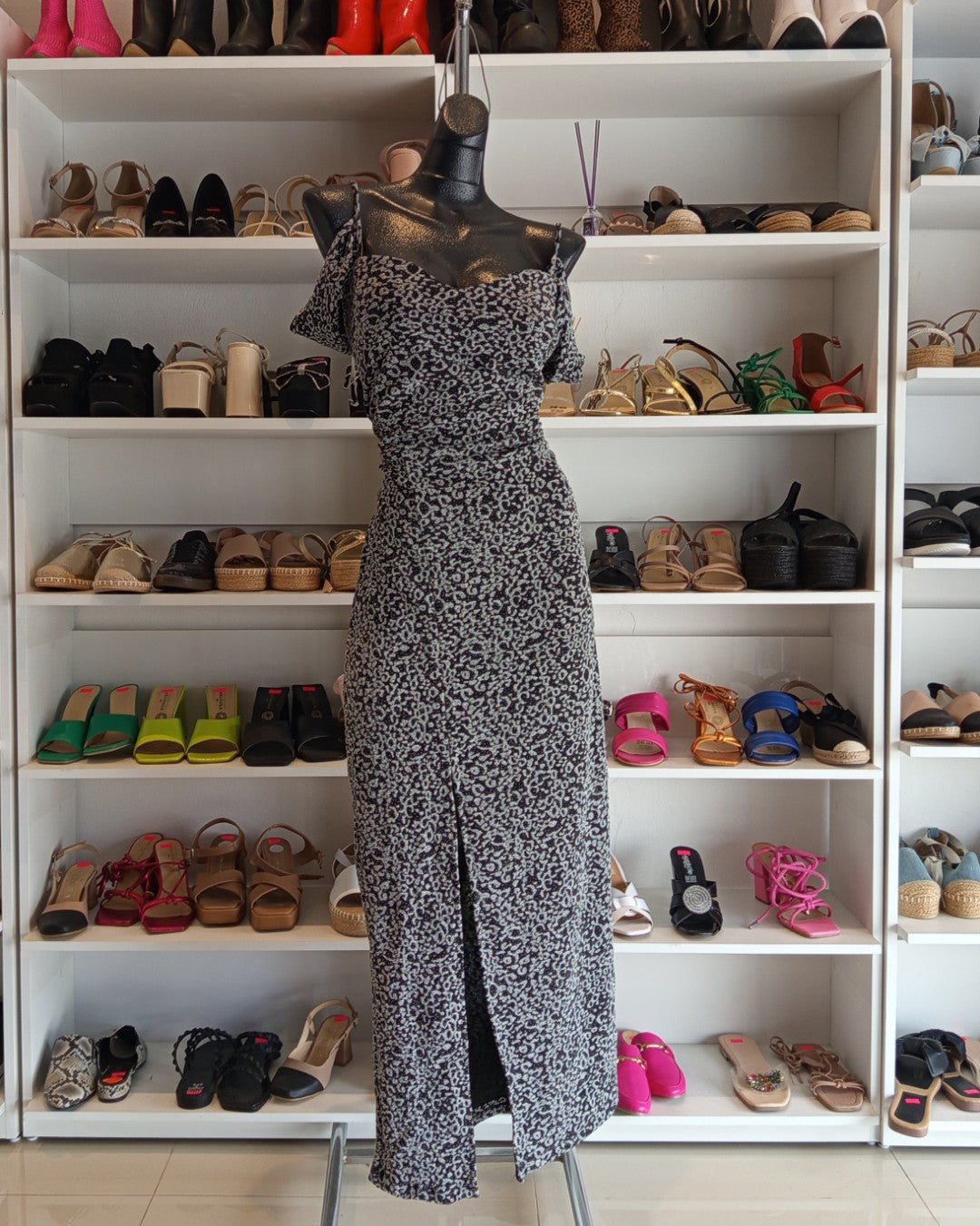 VESTIDO LARGO NEGRO CON GLITTER PLATEADO DE ANIMAL PRINT, CON MAGAS CAÍDAS Y FALDA LÍNEA A CON ABIERTA