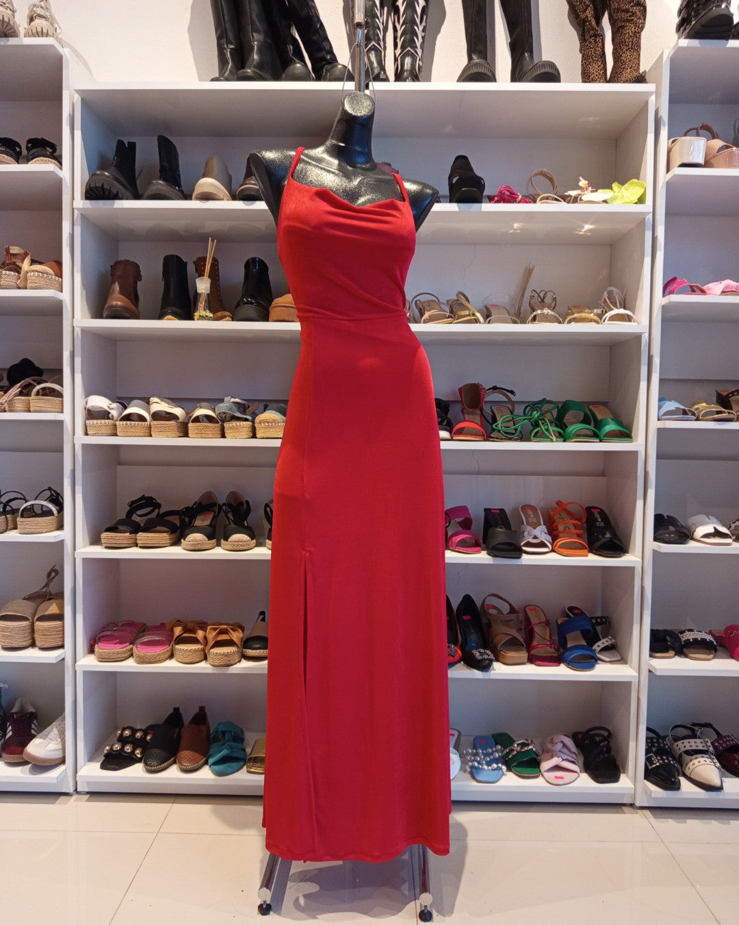 S0272 VESTIDO LARGO, COLOR ROJO, FALDA LÍNEA A, CON ABIERTA