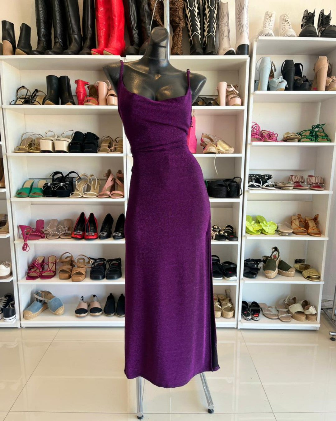 HMD13868 VESTIDO LARGO COLOR UVA CON GLITTER, DE TIRANTES, CON ABIERTA LATERAL