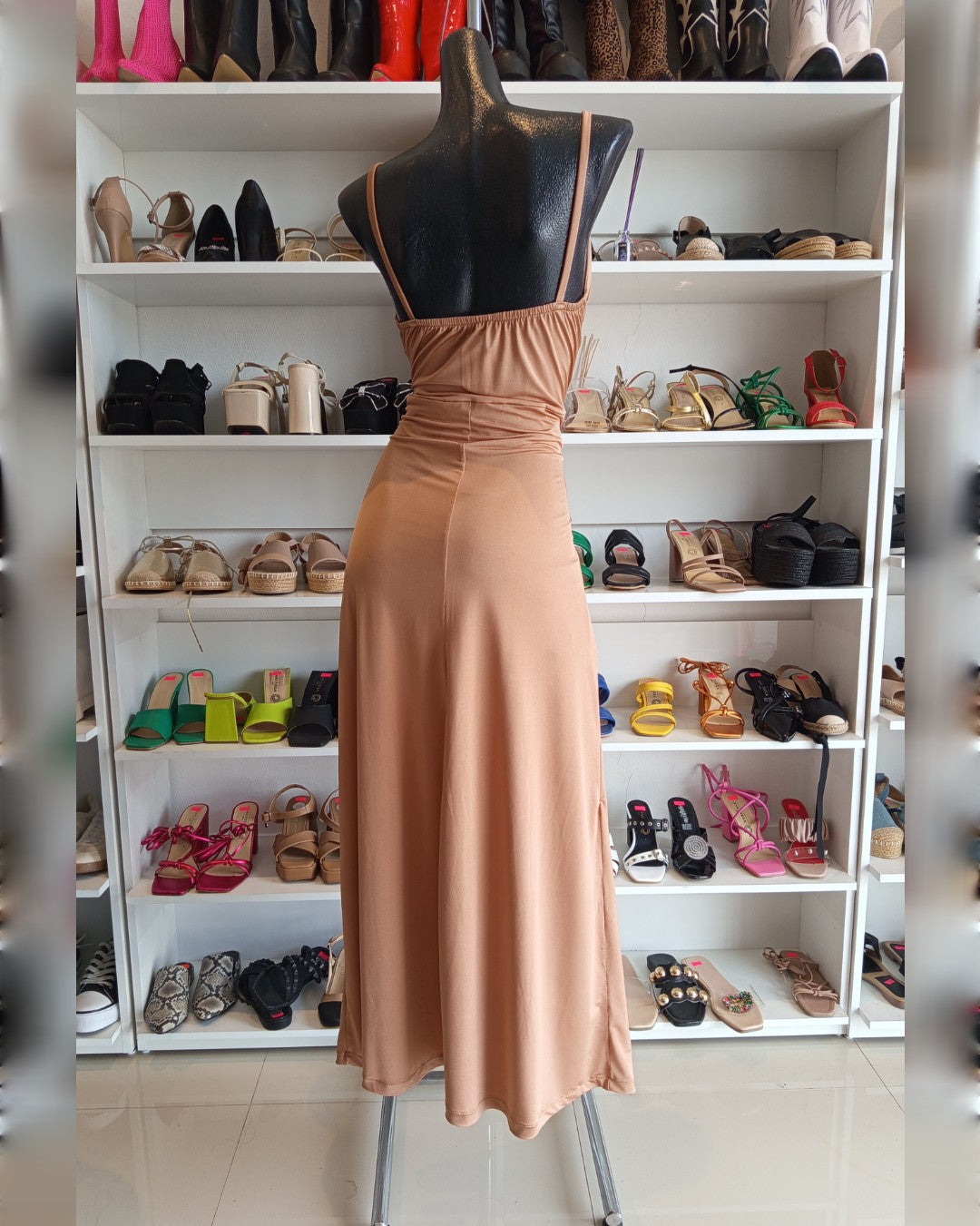 VESTIDO LARGO COLOR CHAMPAGNE DE TIRANTES CON ESCOTE DRAPEADO