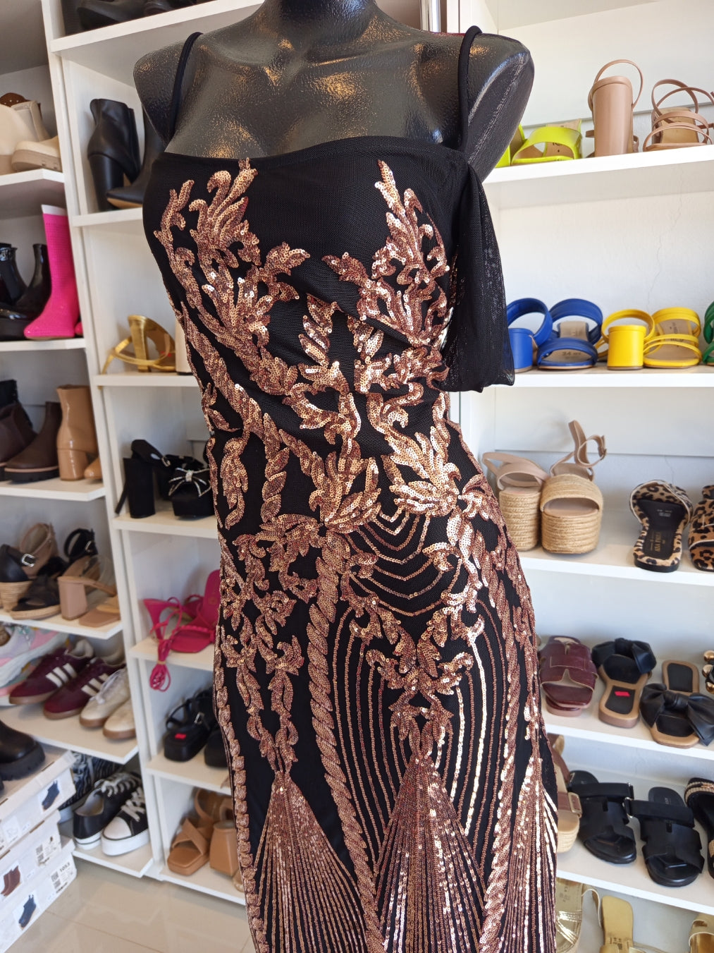 VESTIDO NEGRO LARGO CON APLICACIONES DORADAS