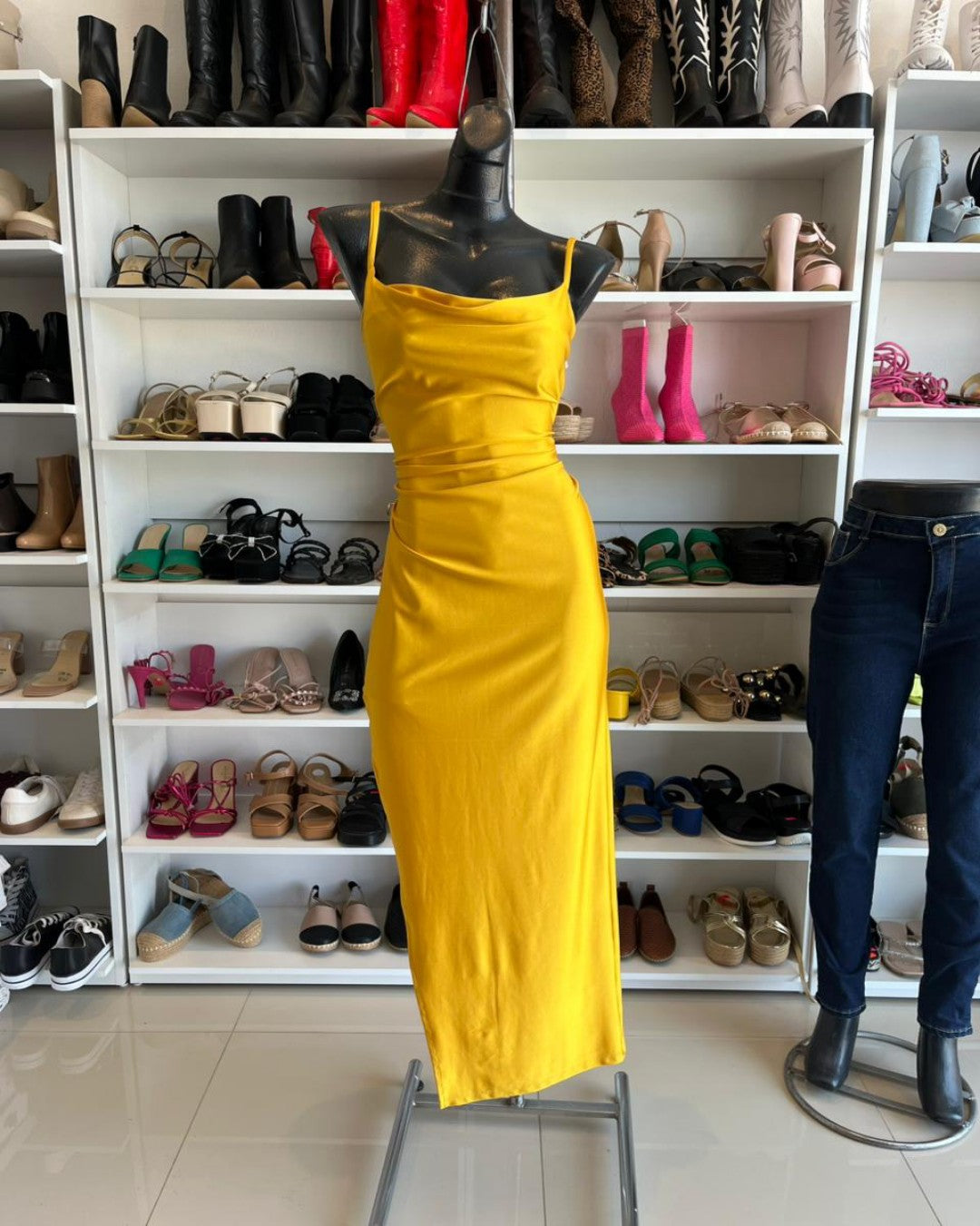 VESTIDO AMARILLO DE LICRA SATINADA