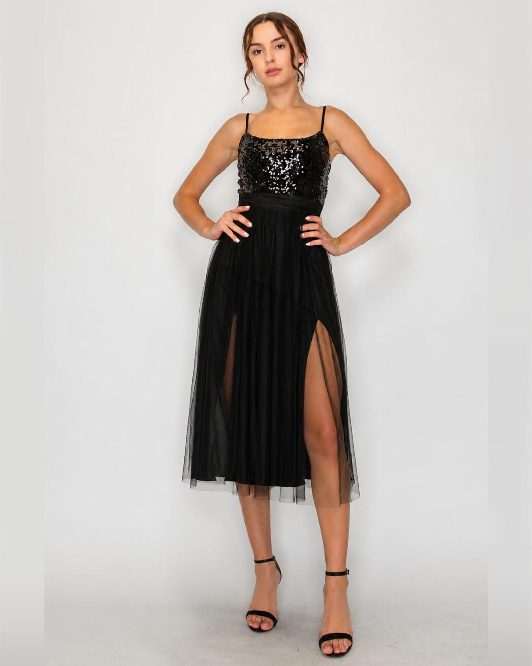 VESTIDO NEGRO CON TULL Y LENTEJUELAS, MIDI,  DE TIRANTES AJUSTABLES