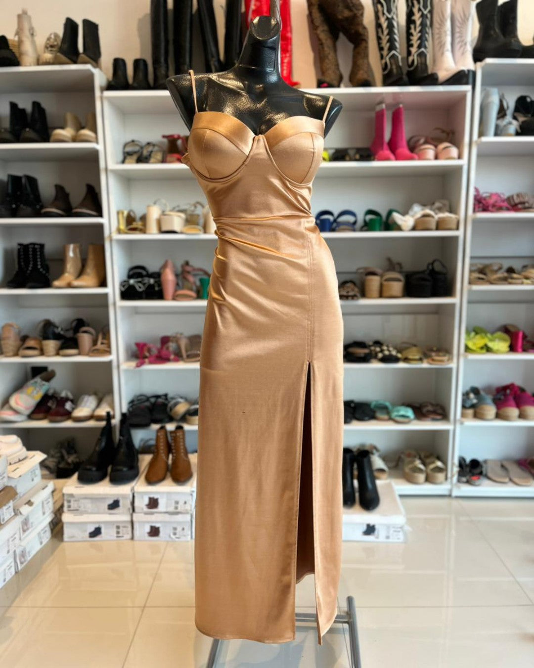 BD05627 VESTIDO LARGO SATINADO CON COPAS Y ABIERTA