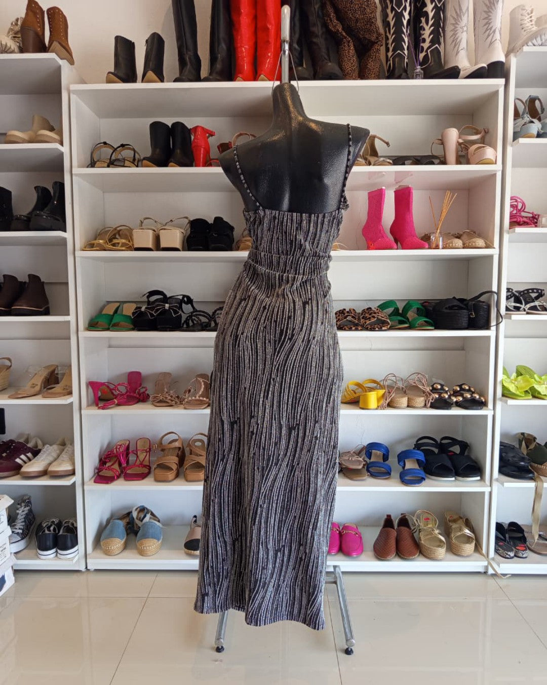 VESTIDO LARGO NEGRO CON GLITTER PLATEADO DE TIRANTES