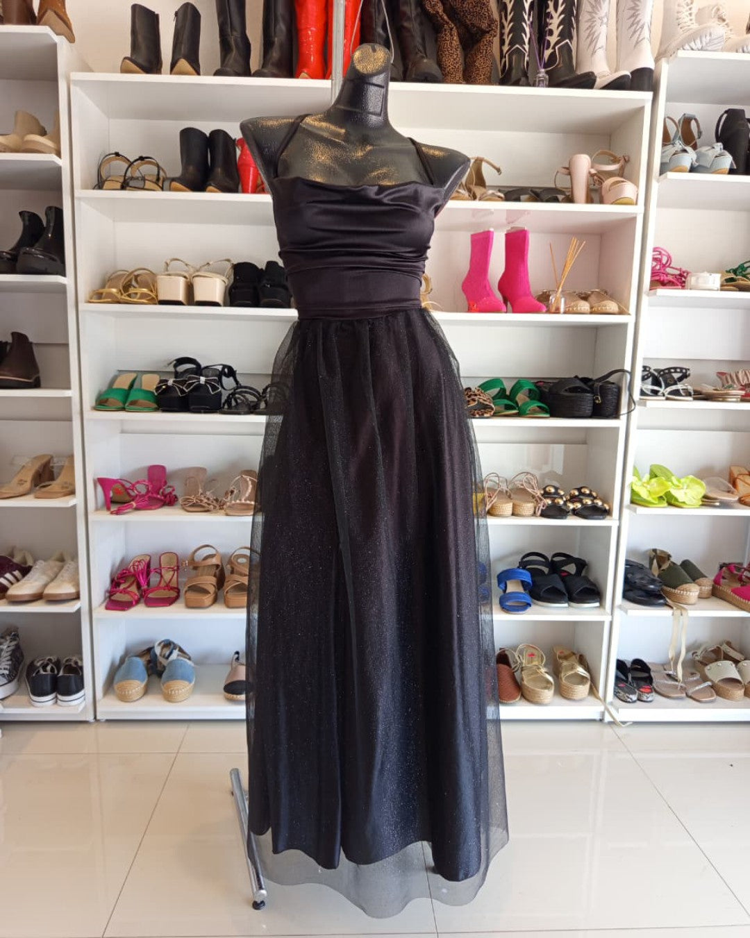 VESTIDO NEGRO CON TIRAS CRUZADAS EN LA ESPALDA DESCUBIERTA, CON FALDA DE TULL NEGRO