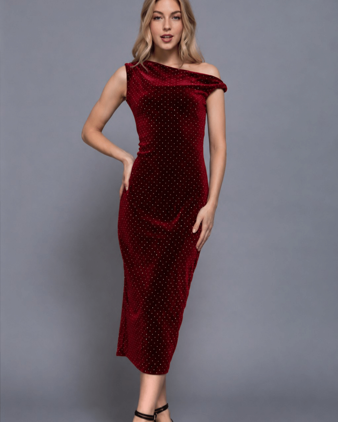 VESTIDO TINTO MIDI, DE TERCIOPELO CON GLITTER PLATEADO, DETALLE EN HOMBRO TORCIDO.