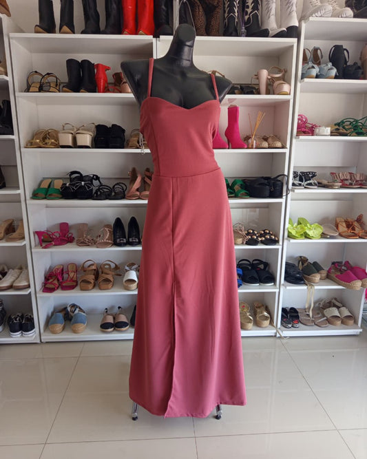 VESTIDO ROSA LARGO CON TIRAS CRUZADAS EN LA ESPALDA TIPO CORSET, FALDA LÍNEA A Y ABIERTA EN LA PIERNA