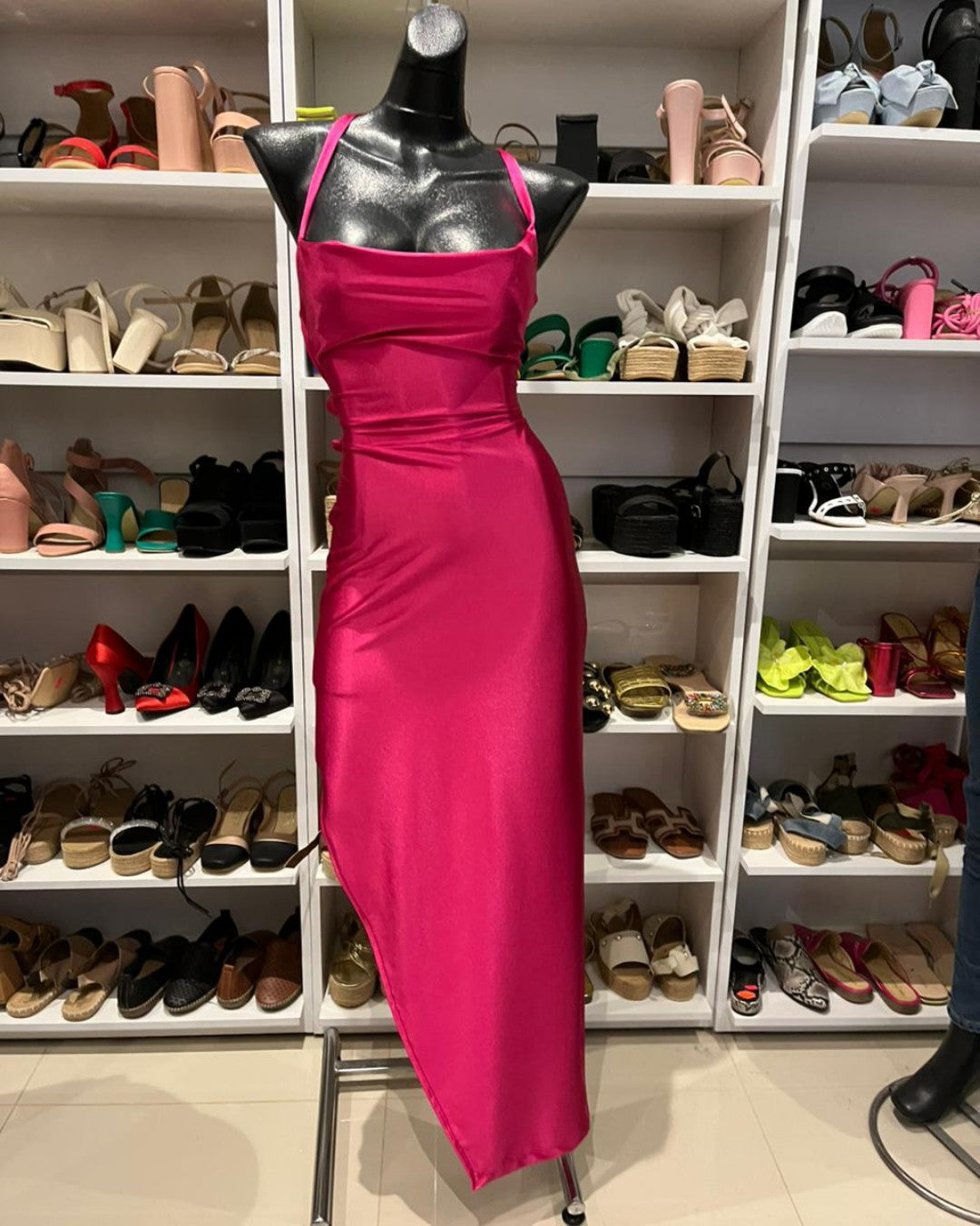 VESTIDO ROSA DE FALDA ASIMETRICA CON TIRANTES, DE LICRA SATINADA