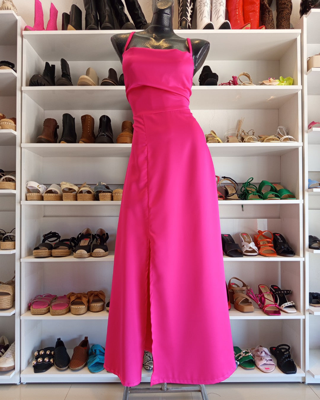 S0255 VESTIDO LARGO, ROSA FIUSHA, CON FALDA LÍNEA A CON ABERTURA Y TIRAS CRUZADAS EN LA ESPALDA