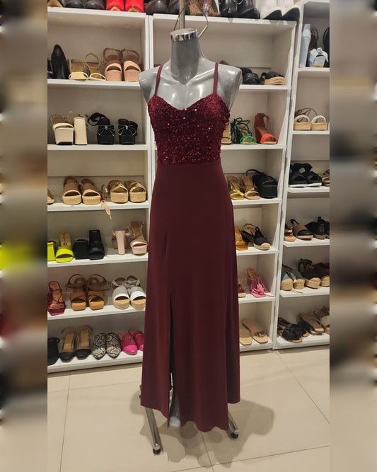 VESTIDO TINTO LARGO CON TIRANTES CRUZADOS EN LA ESPALDA COMO TIPO CORSET, FALDA LÍNEA CON ABIERTA EN LA PIERNA