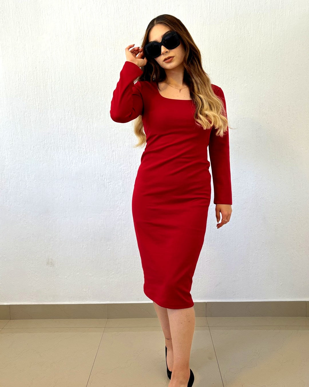 S0250 VESTIDO MIDI CORTE LAPIZ CON MANGA LARGA Y ESCOTE CUADRADO COLOR ROJO