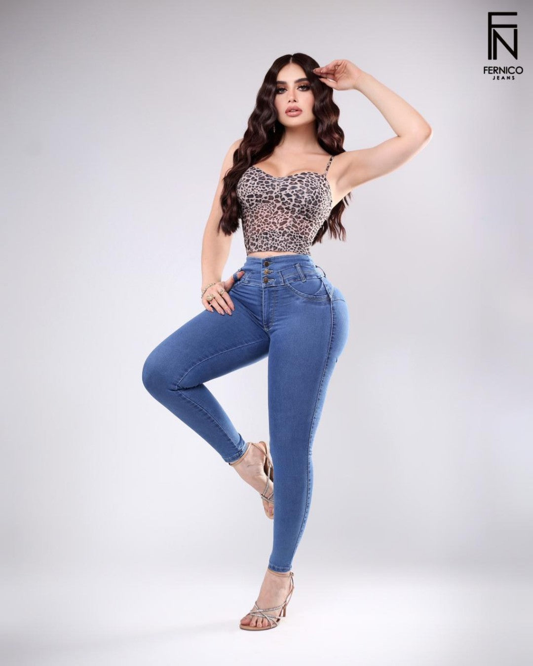 2537 FERNICO PANTALÓN DE MEZCLILLA CORTE COLOMBIANO, 3 BOTONES, SIN BOLSAS
