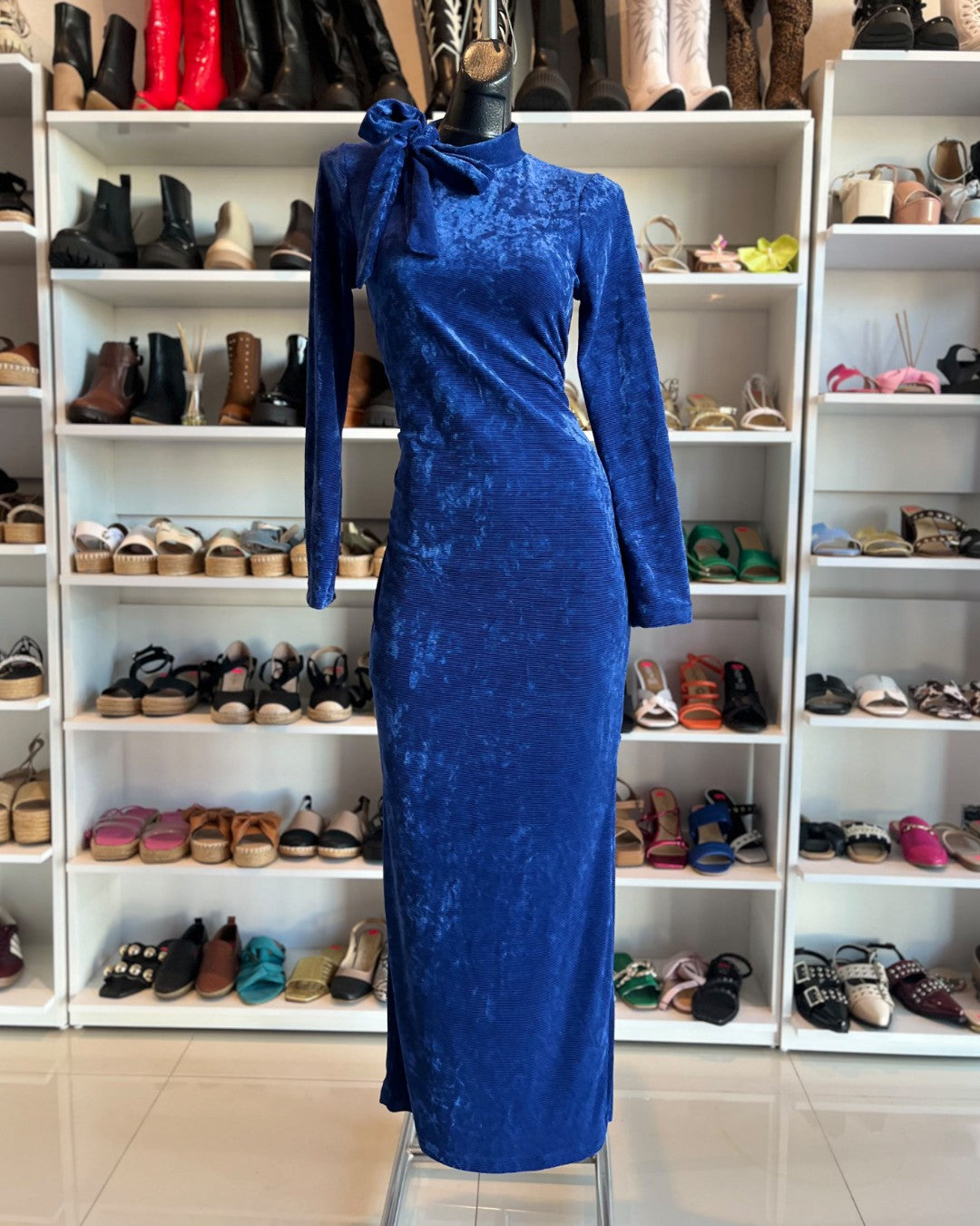 S0275 VESTIDO LARGO COLOR AZUL REY, DE TERCIOPELO,CON MANGAS LARGAS