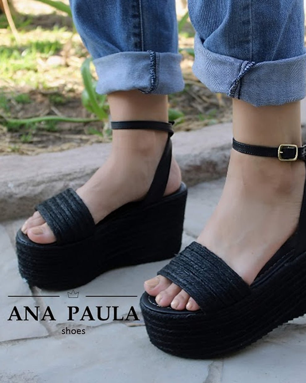 PLATAFORMAS ALTAS DE YUTE NEGRO CON PULCERA