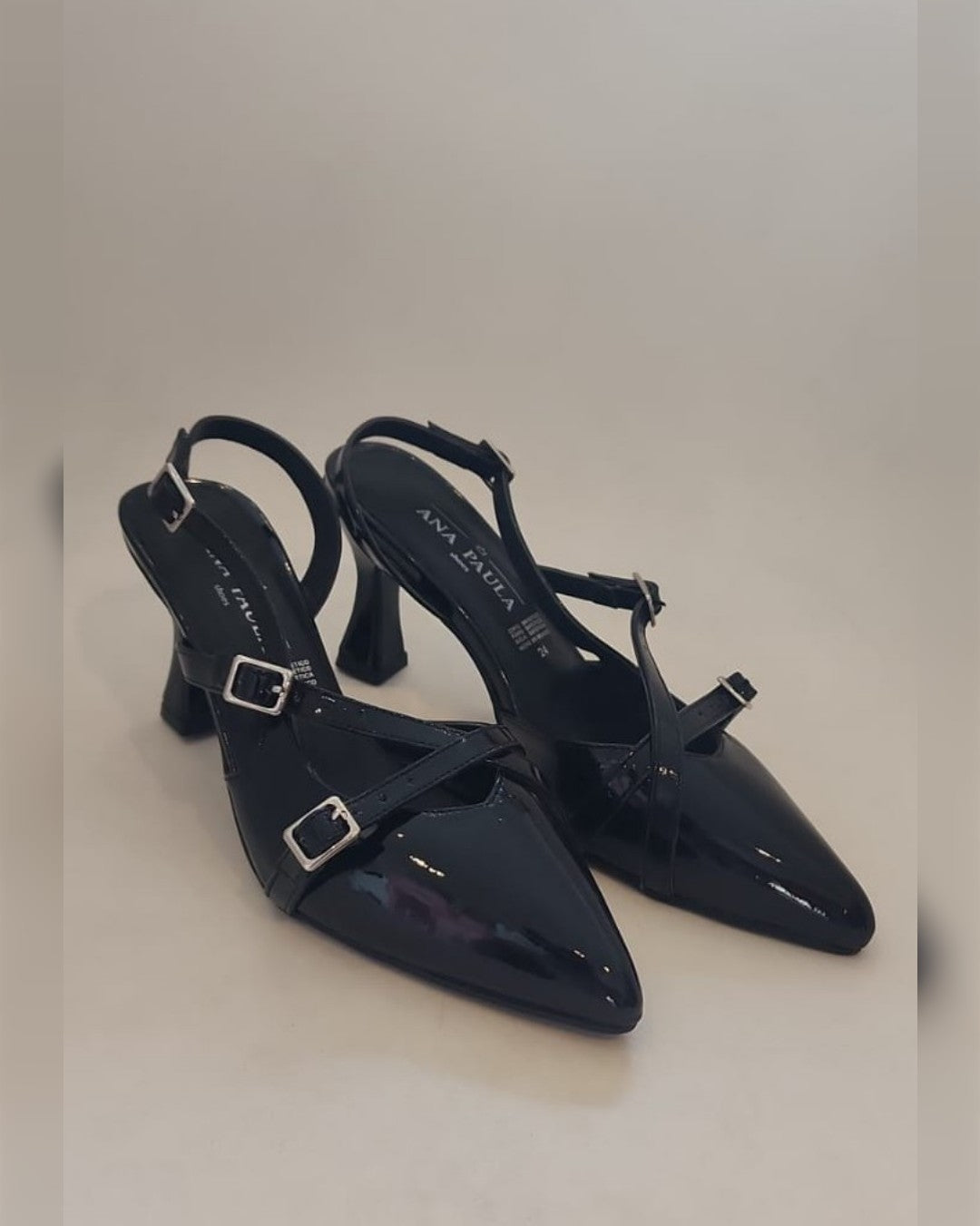 ZAPATILLAS DE CHAROL NEGRAS CON HEBILLAS