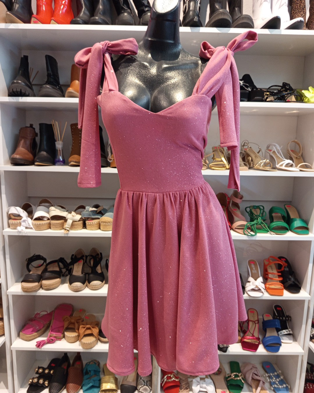 S0290 VESTIDO ROSA CON GLITTER, FALDA CORTA CIRCULAR TIRANTES DE MOÑO