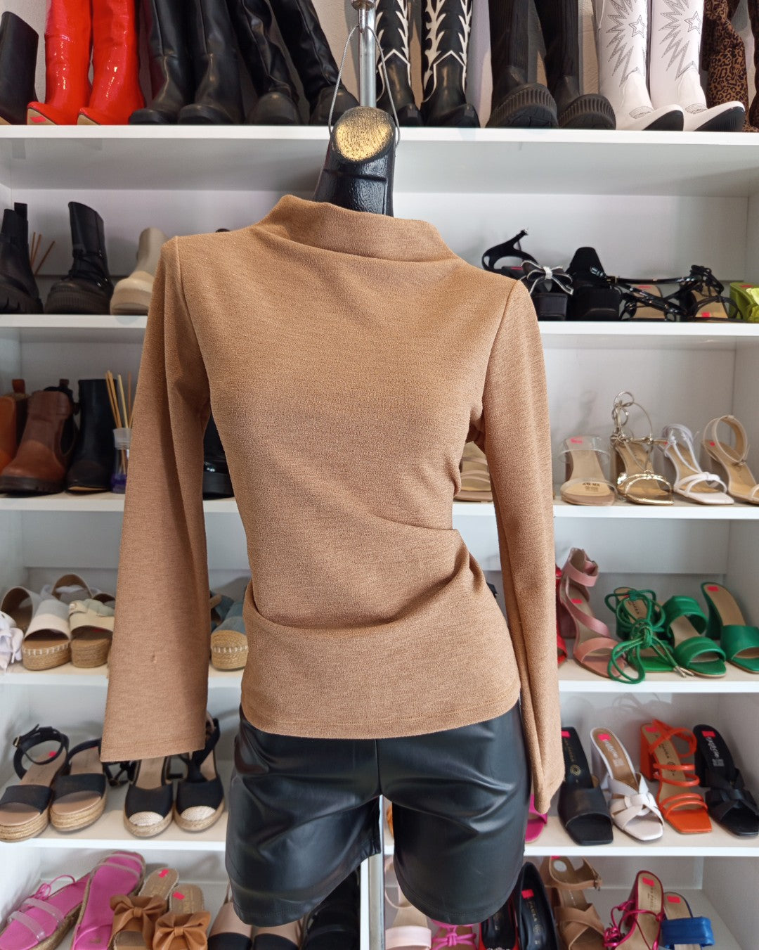 S0287 BLUSA DE MANGA LARGA Y CUELLO ALTO COLOR CAMEL