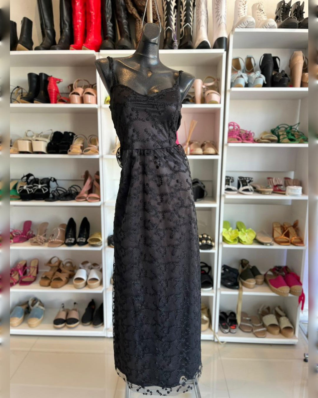 VESTIDO NEGRO LARGO CON TULL BORDADO DE PEQUEÑAS FLORES NEGRAS, CON TITANTES.
