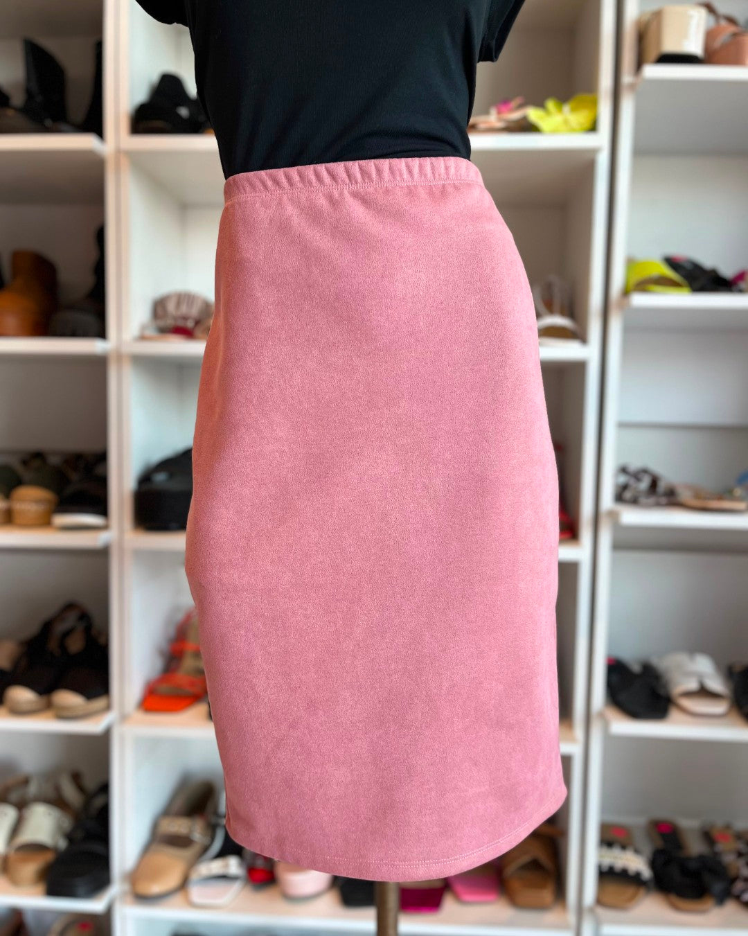 S0133 FALDA DE GAMUZA STRETCH, COLOR ROSA PALO, LARGO MIDI, CORTE LÁPIZ