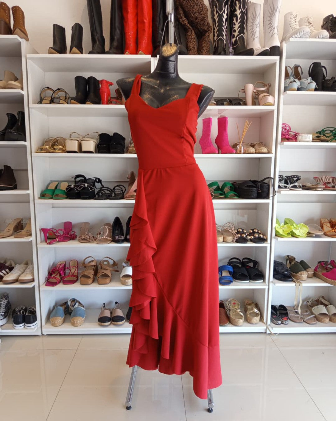 VESTIDO COLOR CHEDRÓN CON ESCAROLAS EN LA FALDA, DE TIRANTES GRUESOS